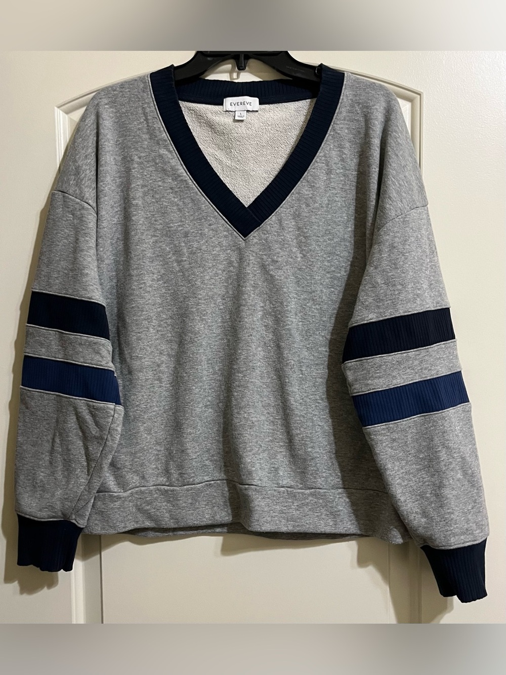 Evereve Women’s Gray V Neck Pullover Sweatshirt with Navy & Black Trim Size L